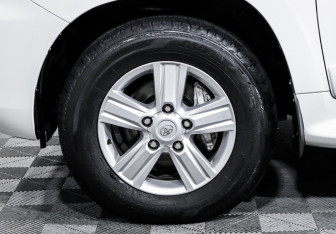 Подержанный автомобиль Toyota Land Cruiser Suv 2013 года (15 фото)