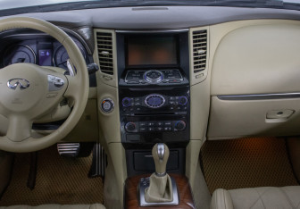 Подержанный автомобиль Infiniti QX70 2014 года (14 фото)