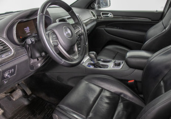 Подержанный автомобиль Jeep Grand Cherokee 2018 года (10 фото)