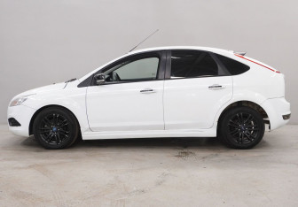 Подержанный автомобиль Ford Focus Hatchback 2010 года (8 фото)
