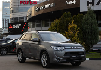Подержанный автомобиль Mitsubishi Outlander 2012 года (2 фото)