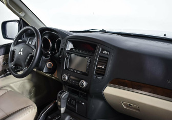 Подержанный автомобиль Mitsubishi Pajero 2014 года (9 фото)