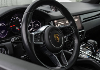 Подержанный автомобиль Porsche Cayenne 2020 года (17 фото)