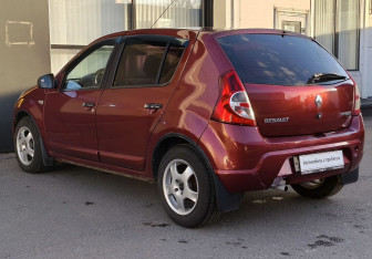 Подержанный автомобиль Renault Sandero 2010 года (7 фото)