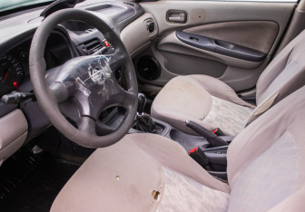 Подержанный автомобиль Nissan Almera Sedan 2001 года (10 фото)