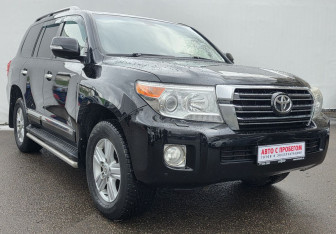 Подержанный автомобиль Toyota Land Cruiser Suv 2012 года (3 фото)