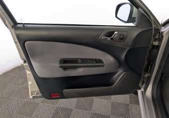 Подержанный автомобиль Skoda Octavia Liftback 2010 года (19 фото)