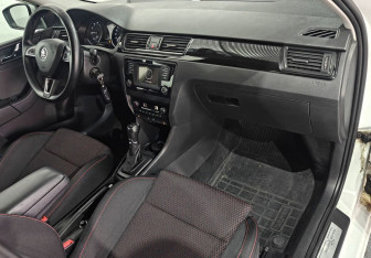 Подержанный автомобиль Skoda Rapid Liftback 2015 года (11 фото)