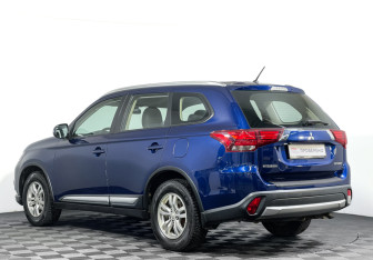 Подержанный автомобиль Mitsubishi Outlander 2015 года (7 фото)