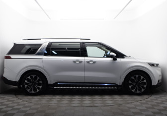 Подержанный автомобиль Kia Carnival 2022 года (6 фото)