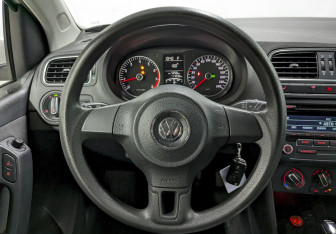 Подержанный автомобиль Volkswagen Polo Hatchback 2011 года (23 фото)