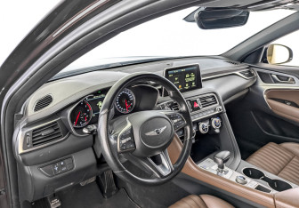 Подержанный автомобиль Genesis G70 2019 года (16 фото)