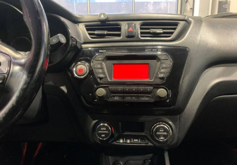 Подержанный автомобиль Kia Rio Sedan 2013 года (13 фото)