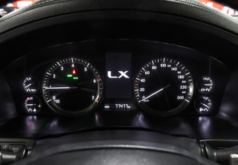Подержанный автомобиль Lexus LX 2018 года (12 фото)