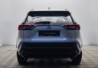 Подержанный автомобиль Toyota RAV4 2021 года (4 фото)