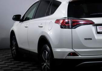 Подержанный автомобиль Toyota RAV4 2015 года (20 фото)