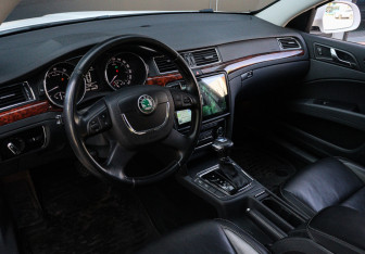 Подержанный автомобиль Skoda Superb Liftback 2012 года (12 фото)