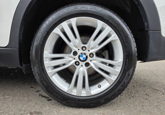 Подержанный автомобиль BMW X5 2011 года (21 фото)