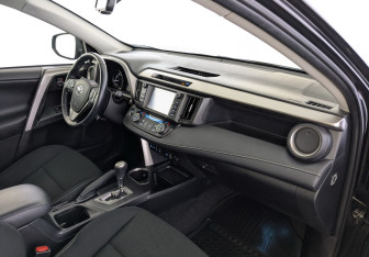 Подержанный автомобиль Toyota RAV4 2018 года (11 фото)