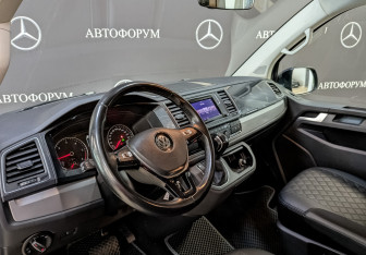 Подержанный автомобиль Volkswagen Caravelle 2018 года (15 фото)