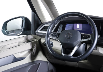 Подержанный автомобиль Volkswagen Multivan 2022 года (17 фото)