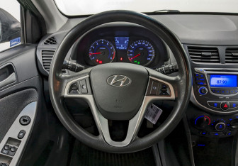 Подержанный автомобиль Hyundai Solaris Hatchback 2012 года (23 фото)