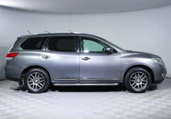 Подержанный автомобиль Nissan Pathfinder 2015 года (4 фото)