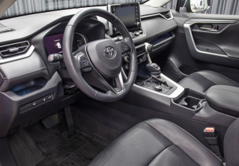Подержанный автомобиль Toyota RAV4 2021 года (16 фото)