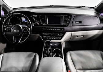 Подержанный автомобиль Kia Carnival 2019 года (11 фото)