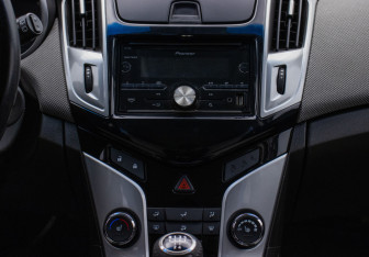 Подержанный автомобиль Chevrolet Cruze Hatchback 2013 года (14 фото)