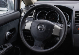 Подержанный автомобиль Nissan Tiida Hatchback 2011 года (15 фото)