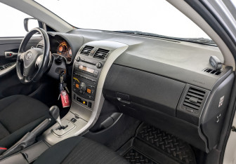 Подержанный автомобиль Toyota Corolla Sedan 2008 года (11 фото)