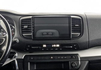 Подержанный автомобиль Peugeot Traveller 2018 года (17 фото)