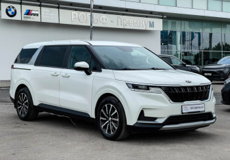 Подержанный автомобиль Kia Carnival 2021 года (3 фото)