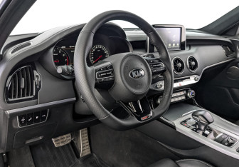 Подержанный автомобиль Kia Stinger 2018 года (15 фото)