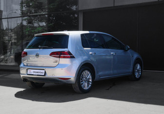 Подержанный автомобиль Volkswagen Golf Hatchback 2014 года (4 фото)