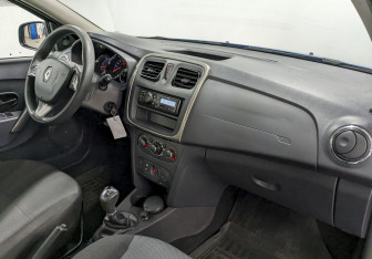 Подержанный автомобиль Renault Sandero 2015 года (18 фото)