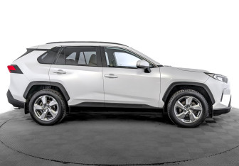 Подержанный автомобиль Toyota RAV4 2021 года (4 фото)