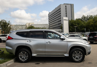 Подержанный автомобиль Mitsubishi Pajero Sport 2017 года (3 фото)