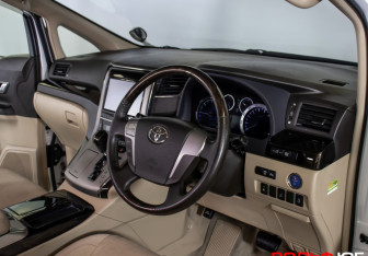 Подержанный автомобиль Toyota Alphard 2013 года (25 фото)