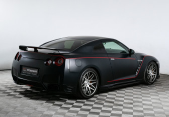 Подержанный автомобиль Nissan GT-R 2011 года (5 фото)