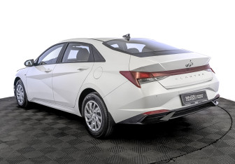 Подержанный автомобиль Hyundai Elantra Sedan 2022 года (7 фото)