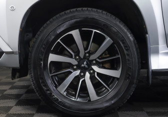 Подержанный автомобиль Mitsubishi Pajero Sport 2018 года (19 фото)