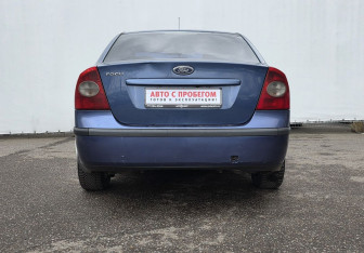 Подержанный автомобиль Ford Focus Sedan 2005 года (6 фото)