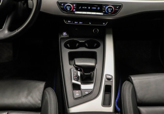 Подержанный автомобиль Audi A4 Sedan 2020 года (10 фото)