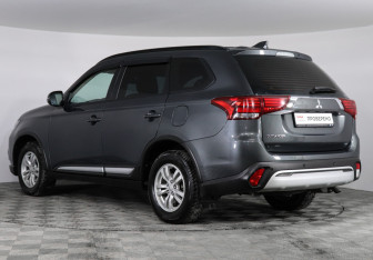 Подержанный автомобиль Mitsubishi Outlander 2021 года (6 фото)