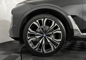 Подержанный автомобиль BMW X7 2022 года (7 фото)