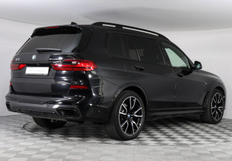 Подержанный автомобиль BMW X7 2021 года (2 фото)