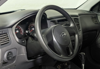 Подержанный автомобиль Kia Rio Sedan 2010 года (12 фото)
