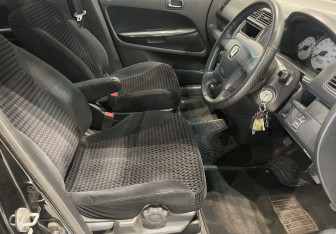 Подержанный автомобиль Honda Stream 2002 года (9 фото)